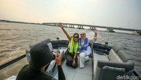 Wisatawan bisa berfoto-foto dari atas perahu selama perjalanan menuju Kepulauan Seribu.  
