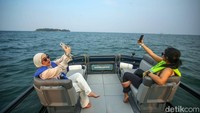 Wisatawan asyik berselfie ria selama perjalanan menuju Kepulauan Seribu.  