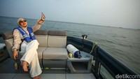 Adanya dua dermaga untuk kapal perahu kecil tersebut bisa menjadi opsi traveler yang ingin liburan sat-set ke Pulau Seribu.  