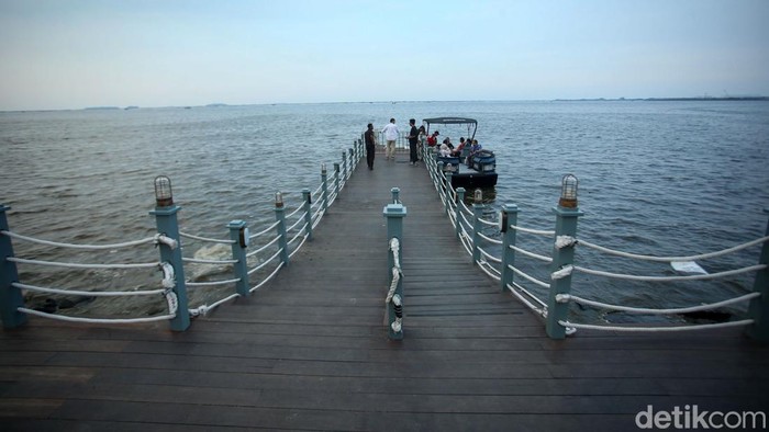 Berwisata ke Kepulauan Seribu sekarang bisa ditempuh dengan lebih dekat dan sat-set. Caranya dengan menaiki perahu Seadoo dari pelabuhan di Pantai Indah Kapuk (PIK).