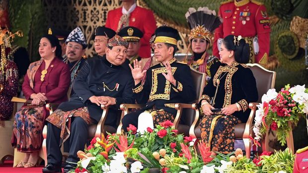 Presiden Jokowi dan Presiden terpilih Prabowo Subianto duduk bersebelahan saat upacara HUT ke-79 di IKN. Keduanya sempat berbincang dan saling lempar senyuman.