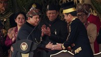 Jokowi dan Prabowo juga terlihat tersenyum saat berjabat tangan. AP Photo/Achmad Ibrahim.