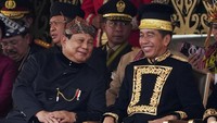 Jokowi dan Prabowo saling lempar senyuman saat berbincang di sela-sela upacara HUT ke-79 RI di IKN, Sabtu (17/8/2024). AP Photo/Achmad Ibrahim.