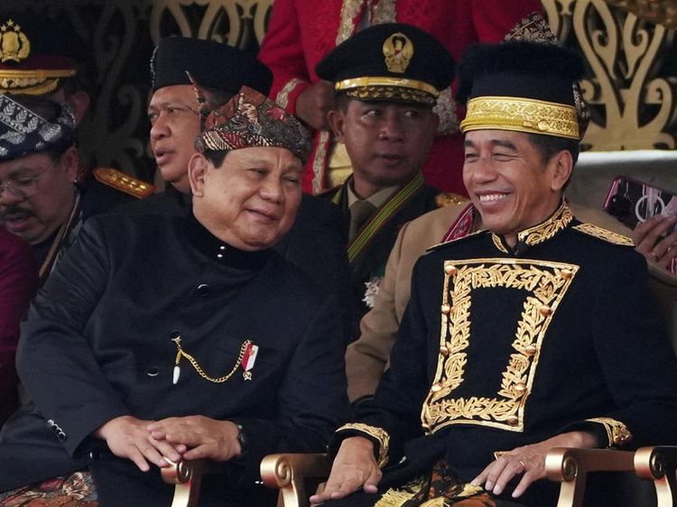 Senyum Jokowi-Prabowo Saat Upacara HUT ke-79 RI di IKN