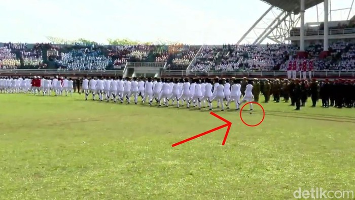 Sepatu paskibra Jember lepas saat upacara