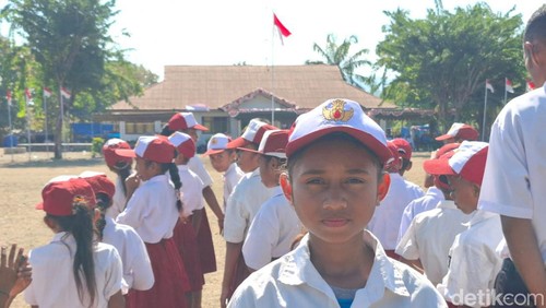 Siswa SD di Amfoang Barat Laut, Kupang, NTT, berjalan kaki 10 km untuk ikut upacara HUT RI, Sabtu (17/8/2024).