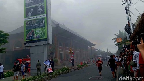 Suasana di sekitar Pasar Ubud yang terbakar, Santu (17/8/2024).