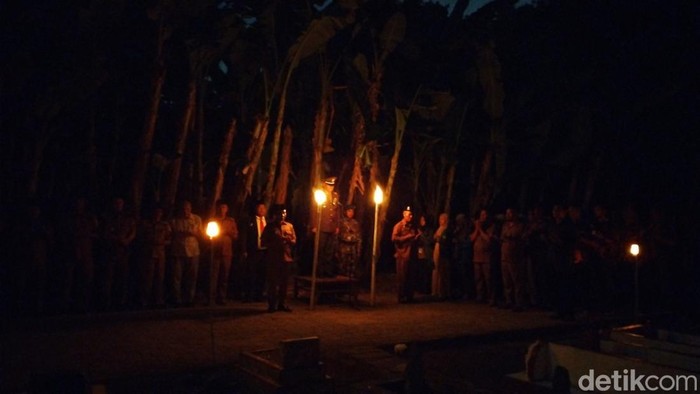 Suasana malam renungan suci di Desa Bandar Khalifah, Deli Serdang, Sumut. (Kartika Sari/detikSumut)
