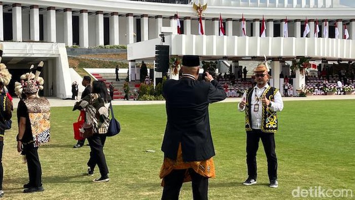 Tamu undangan berfoto di Istana Negara IKN sebelum Upacara HUT ke-79 RI.