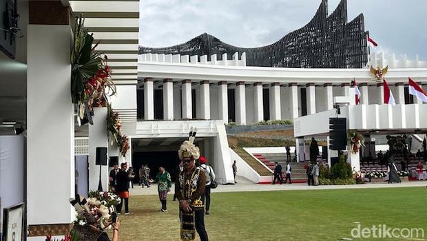 Tamu undangan berfoto di Istana Negara IKN sebelum Upacara HUT ke-seventy nine RI.