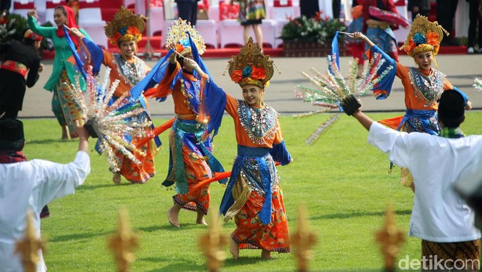 Tarian memeriahkan peringatan HUT ke-79 RI di Istana Merdeka, Jakarta, Sabtu (17/8/2024). Tarian yang ditampilkan berasal dari sejumlah daerah Indonesia.