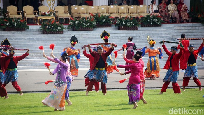 Tarian memeriahkan peringatan HUT ke-79 RI di Istana Merdeka, Jakarta, Sabtu (17/8/2024). Tarian yang ditampilkan berasal dari sejumlah daerah Indonesia.