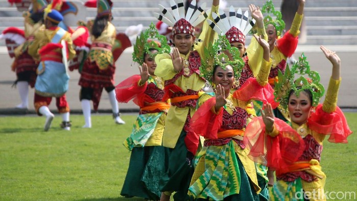 Tarian memeriahkan peringatan HUT ke-79 RI di Istana Merdeka, Jakarta, Sabtu (17/8/2024). Tarian yang ditampilkan berasal dari sejumlah daerah Indonesia.