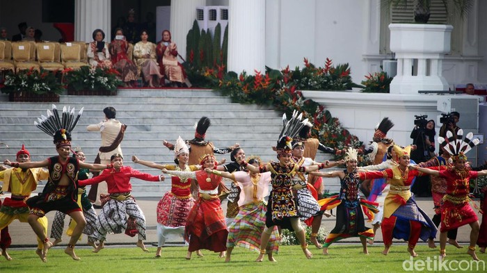 Tarian memeriahkan peringatan HUT ke-79 RI di Istana Merdeka, Jakarta, Sabtu (17/8/2024). Tarian yang ditampilkan berasal dari sejumlah daerah Indonesia.