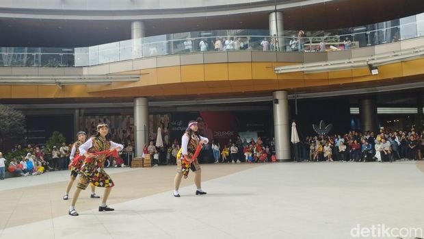 Tarian tradisional meriahkan HUT ke-79 RI di Mal Medan. (Kartika Sari/detikSumut)