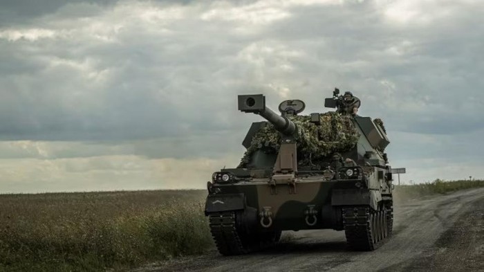 Ukrainian servicemen ride a self-propelled howitzer, amid Russias attack on Ukraine, near the Russian border in Sumy region, Ukraine August 11, 2024. REUTERS/Viacheslav Ratynskyi/File Photo Purchase Licensing Rights