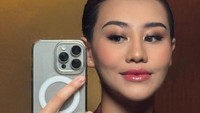 Aaliyah Massaid memperlihatkan make-up yang dia pakai ke perayaan HUT ke-79 RI di IKN. Aaliyah sudah dari subuh dandan karena mereka bermalam di salah satu hotel kawasan Balikpapan. Foto: dok. Media Sosial