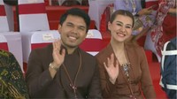 Aaliyah Massaid memakai kebaya klasik berwarna coklat. Sedangkan Thariq Halilintar memakai beskap berwarna cokelat yang lebih gelap. Foto: dok. Channel YouTube Sekretariat Presiden