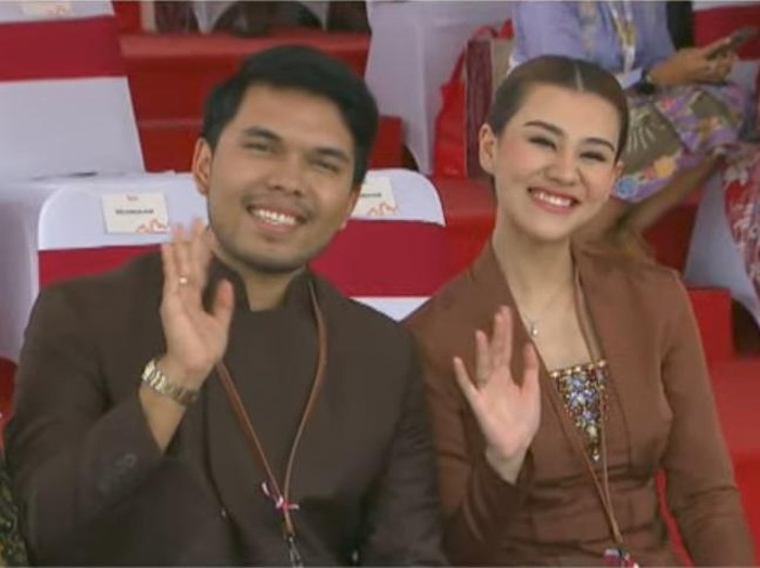 Thariq Halilintar dan Aaliyah Massaid tampil simpel saat berada di IKN.