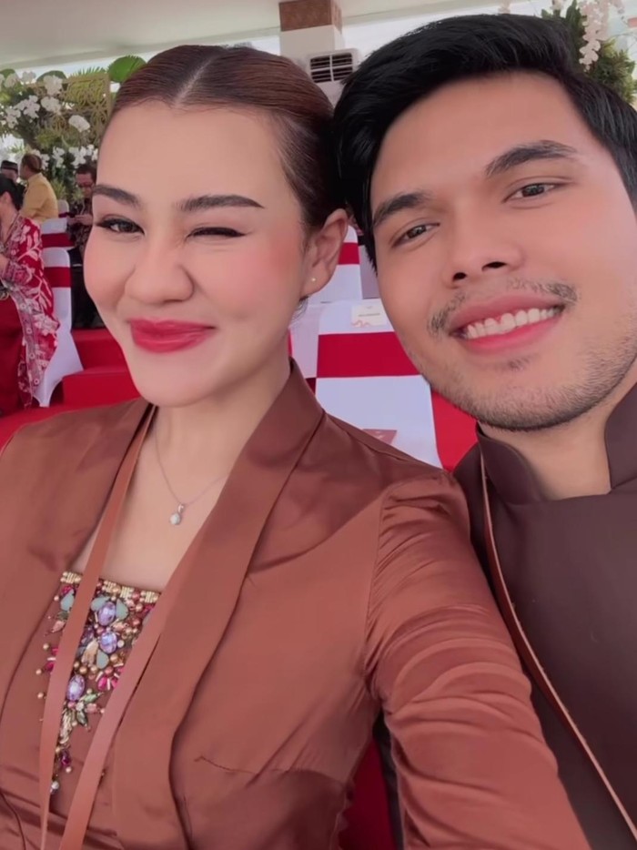 Thariq Halilintar dan Aaliyah massaid Thariq Halilintar dan Aaliyah Massaid tampil simpel saat berada di IKN.