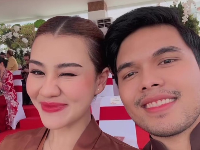 Thariq Halilintar dan Aaliyah Massaid tampil simpel saat berada di IKN.