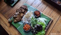 Salah satu menu andalan The Acre adalah Acre Crispy Duck. Bebek goreng yang garing luarnya memiliki daging yang juicy dan menyerap bumbunya. Foto: detikcom/Diah Afrilian