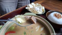 Jika ingin menu yang berkuah, ada Beef Ribs Tongseng yang tidak kalah spesial. Sajian tongseng menggunakan daging bagian iga terbukti menghasilkan tongseng berempah yang empuk dagingnya. Foto: detikcom/Diah Afrilian