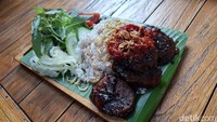 Begitu pula dengan empal daging khas Lumajang. Rempah seperti ketumbar terasa kuat dan berpadu dengan kelegitan kecap manisnya. Foto: detikcom/Diah Afrilian