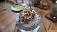 Menu penutup yang manis dan dingin menyegarkan salah satunya bisa memesan es podeng. Serutan es santan yang menggunung dilengkapi dengan topping yang melimpah ruah. Foto: detikcom/Diah Afrilian