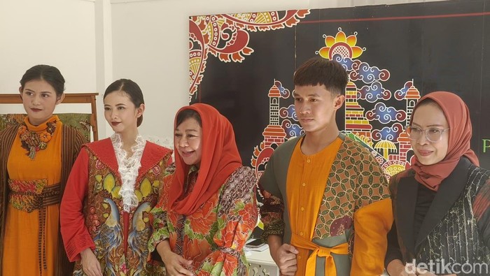 Tiga desain batik Kota Probolinggo yang akan diikutsertakan dalam ajang Surabaya Fashion Parade 2024.