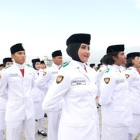 Setelah kabar mencuat tentang larangan berhijab bagi Pasukan Pengibar Bendera Pusaka (Paskibraka) putri dari Badan Pembinaan Ideologi Pancasila (BPIP) jadi sorotan, kini Paskibraka putri boleh berhijab. Dikutip dari DetikNews, di arena upacara di IKN, sebagian dari personel Paskibraka putri mengenakan hijab. Upacara digelar di halaman Istana Negara, Ibu Kota Negara (IKN), Sabtu (17/8/2024). Foto: Tim Paskibraka di IKN. Foto: Biro Pers Sekretariat Presiden