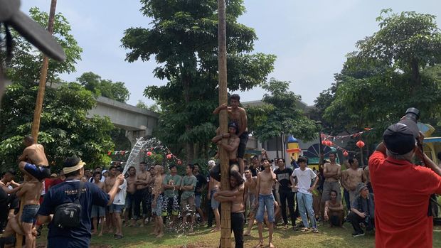 Turiban dan kawan-kawan menjadi peserta lomba panjat pinang di TMII. Mereka menjadi salah satu tim yang tercepat mencapai puncak dan menyabet semua hadiah.