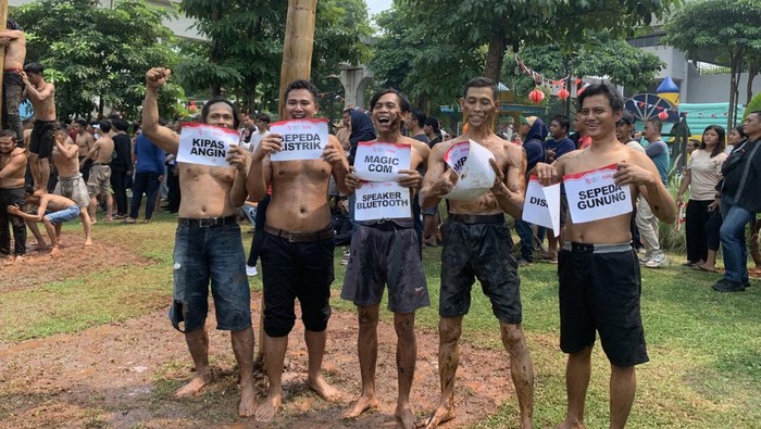 Tiba Awal dan Berjuang Keras, Turiban Meraih Kemenangan di Lomba Panjat Pinang TMII