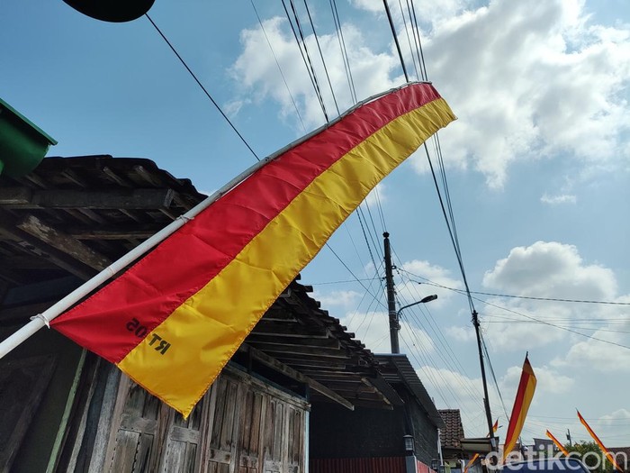 Umbul-umbul Podang Ngisep Sari yang menjadi simbol kebanggaan Gunungkidul saat ditemui di berbagai sudut jalan, Jumat (16/8/2024).