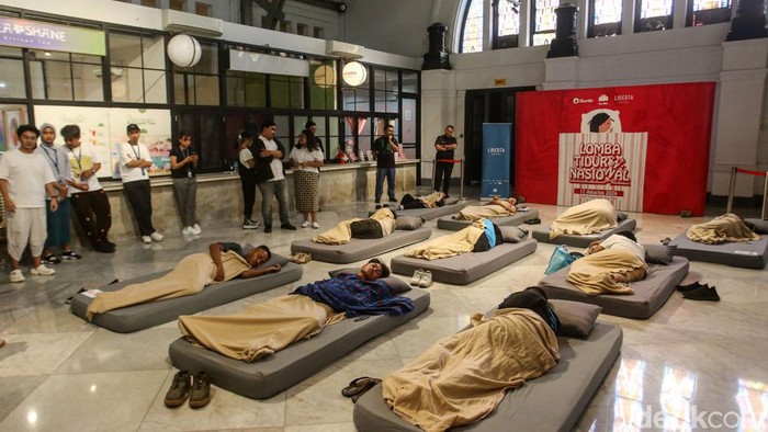 Lomba tidur nasional digelar di Pos Bloc, Jakarta, Sabtu (18/8/2024). Sebanyak 10 orang peserta mengikuti lomba tersebut.