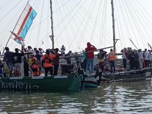 Pemuda Pesisir Utara Pasuruan Upacara Bendera Merah Putih di Tengah Laut