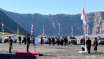 Upacara HUT ke-79 RI di Lautan Pasir Bromo