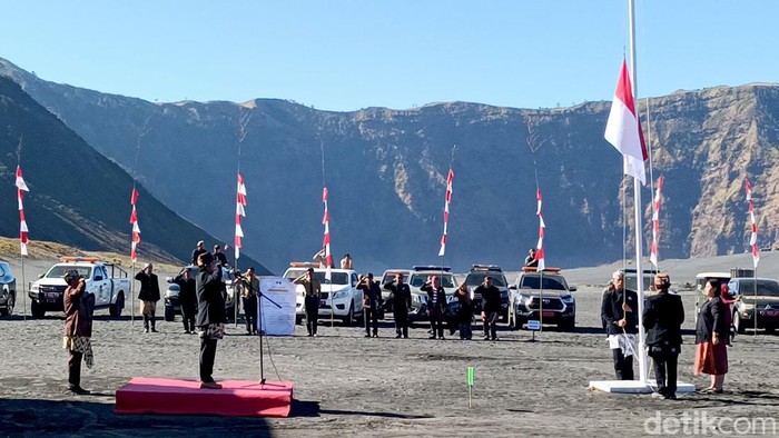 Kala Lautan Pasir Bromo Jadi Tempat Upacara Hut Ke 79 Ri Yang Syahdu