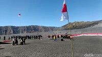 Upacara ini spesial digelar di Kaldera atau lautan pasir Gunung Bromo dengan ketinggian 2.323 Mdpl, tepatnya di Dusun Cemorolawang, Desa Ngadisari, Kecamatan Sukapura, Kabupaten Probolinggo.