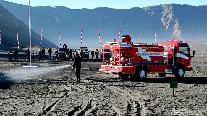 Upacara bendera HUT ke-79 RI di Lautan Pasir Gunung Bromo