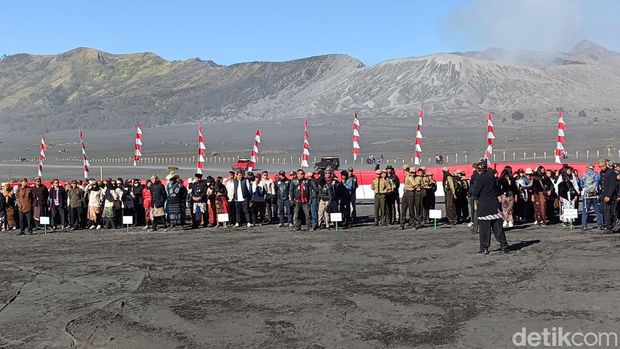 Upacara bendera HUT ke-79 RI di Lautan Pasir Gunung Bromo