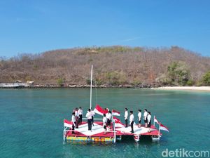 Warga Flores Timur Gelar Upacara HUT ke-79 RI di Tengah Laut