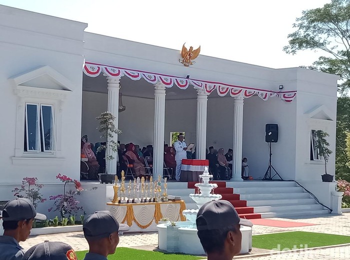 Upacara HUT ke-79 RI di istana Siblarak, Desa Sidowayah, Kecamatan Polanharjo, Klaten, Sabtu (17/8/2024).