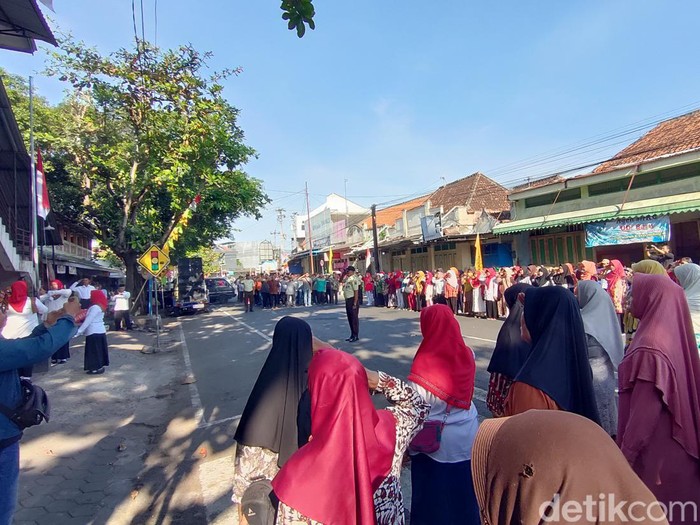 Upacara HUT ke-79  RI di jalan depan Pasar Wates, Kabupaten Kulon Progo, DIY, Sabtu (17/8/2024).