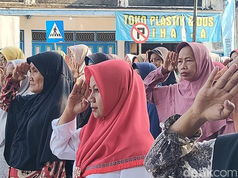 Upacara HUT ke-79  RI di jalan depan Pasar Wates, Kabupaten Kulon Progo, DIY, Sabtu (17/8/2024).