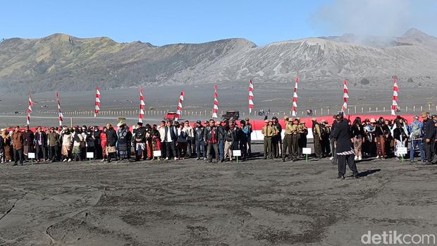 Upacara HUT ke-79 RI di Lautan Pasir Gunung Bromo