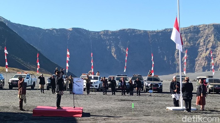 Upacara HUT ke-79 RI di Lautan Pasir Gunung Bromo