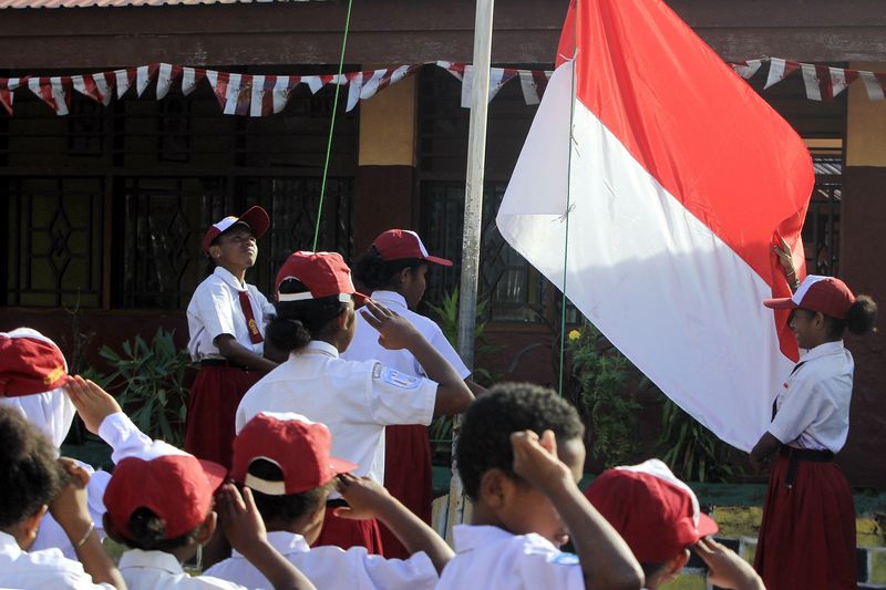 Siswa SD memberikan hormat kepada bendera Merah Putih mengikuti upacara bendera di SD Negeri Inpres Pasir Dua, Jayapura, Papua, Sabtu (17/08/2024). Upacara bendera tersebut untuk memperingati HUT ke-79 RI.ANTARA FOTO/Gusti Tanati/wpa.