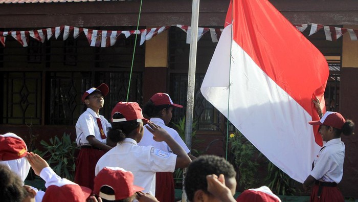 Siswa SD memberikan hormat kepada bendera Merah Putih mengikuti upacara bendera di SD Negeri Inpres Pasir Dua, Jayapura, Papua, Sabtu (17/08/2024). Upacara bendera tersebut untuk memperingati HUT ke-79 RI.ANTARA FOTO/Gusti Tanati/wpa.