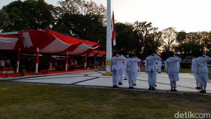 Upacara penurunan bendera HUT ke-79 RI di Lapangan Rujab Gubernur Sulsel.